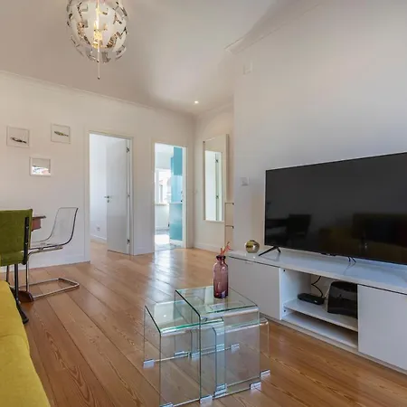 Lovelystay - Sunny 1bdr W/terrace Lisbon
