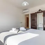 Lovelystay - Sunny 1bdr W/terrace Διαμέρισμα *